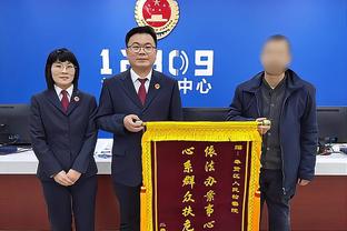 普尔赛前被介绍时 勇士为其播放致敬视频&全场观众欢呼？